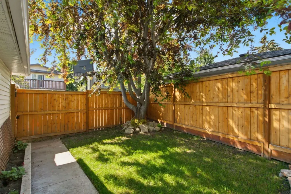 227 Coachway Road SW Calgary AB T3H 1B2