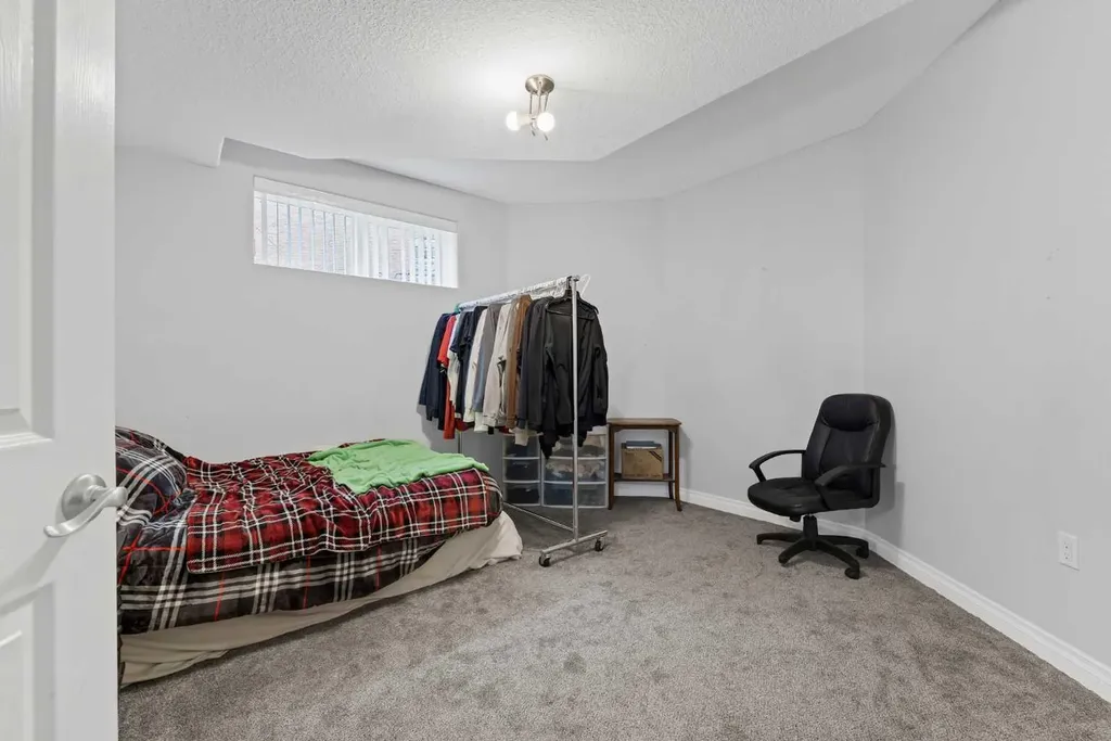 28 Sierra Close SW Medicine Hat AB T1B 0A8