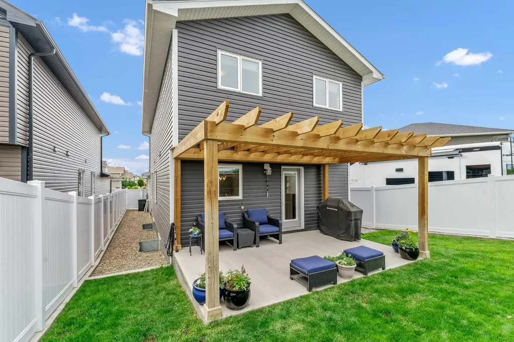 162 Somerset Way SE Medicine Hat AB T1B0C2