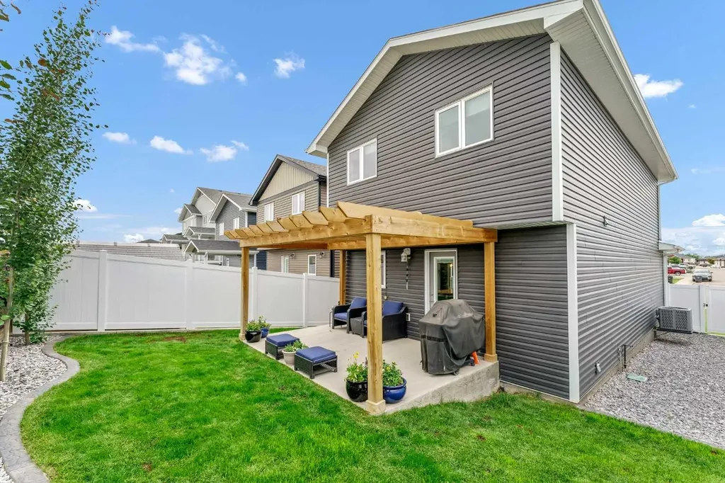 162 Somerset Way SE Medicine Hat AB T1B0C2