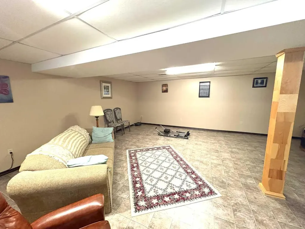5402 47 Avenue W Forestburg AB T0B 1N0