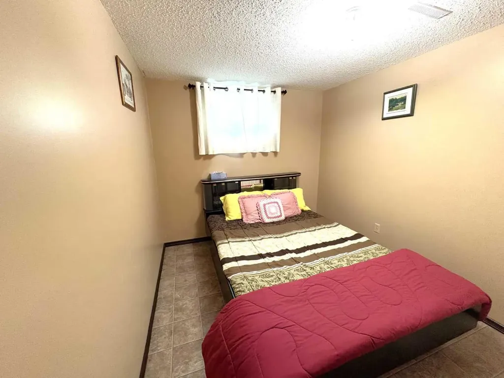 5402 47 Avenue W Forestburg AB T0B 1N0
