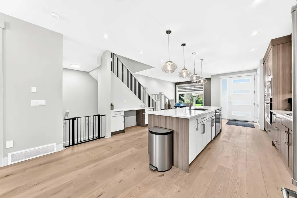218 26 Avenue NW Calgary AB T2M 2C9