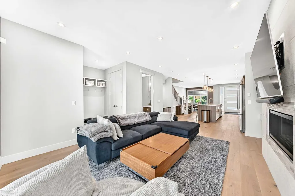 218 26 Avenue NW Calgary AB T2M 2C9