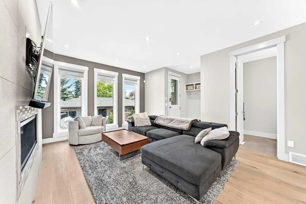 218 26 Avenue NW Calgary AB T2M 2C9
