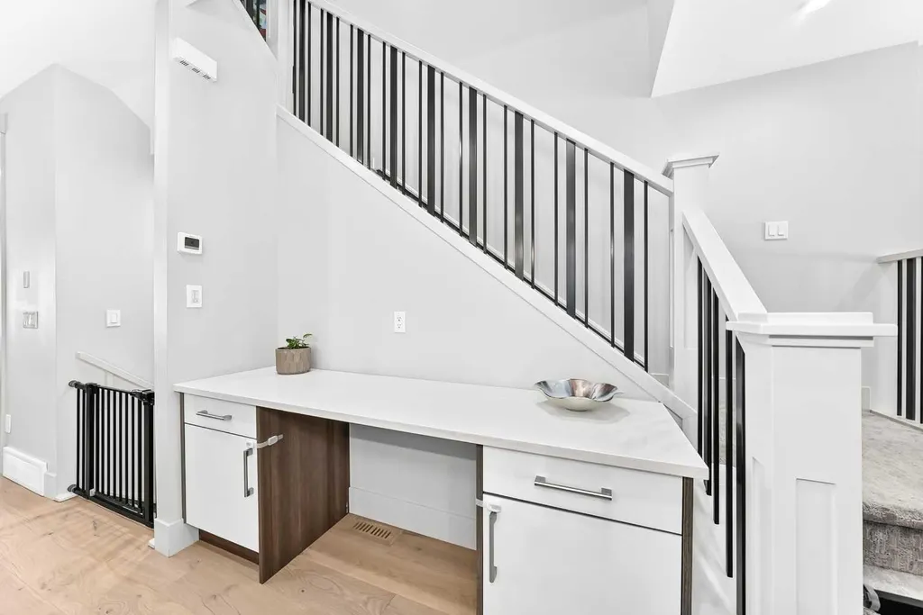 218 26 Avenue NW Calgary AB T2M 2C9