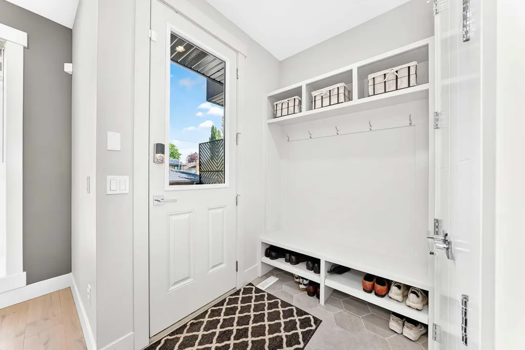 218 26 Avenue NW Calgary AB T2M 2C9