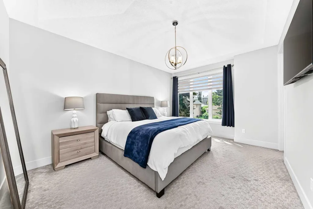 218 26 Avenue NW Calgary AB T2M 2C9