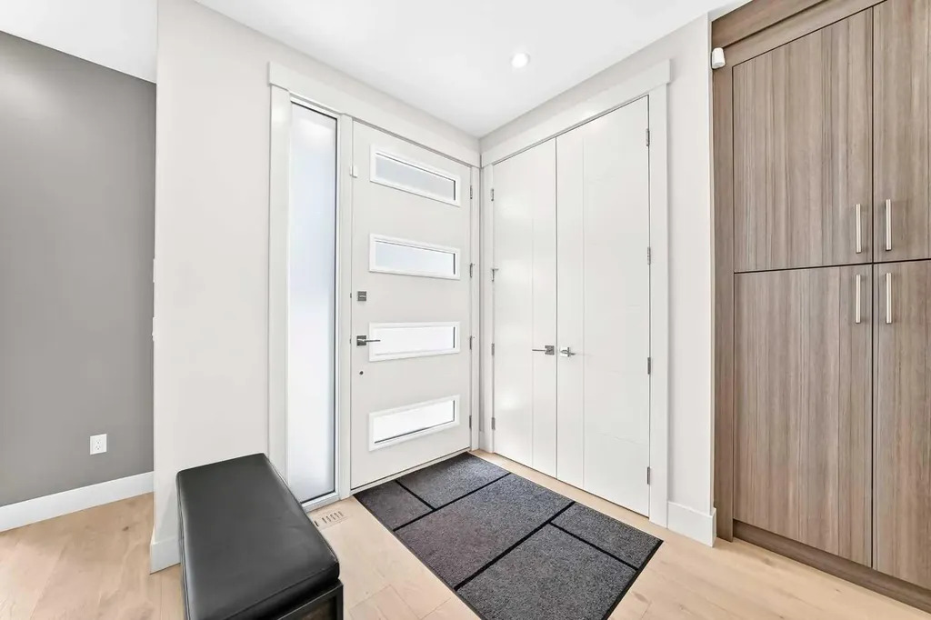 218 26 Avenue NW Calgary AB T2M 2C9