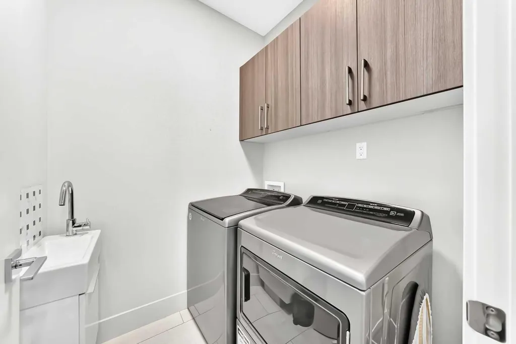 218 26 Avenue NW Calgary AB T2M 2C9