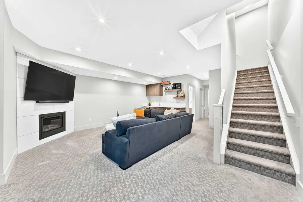 218 26 Avenue NW Calgary AB T2M 2C9