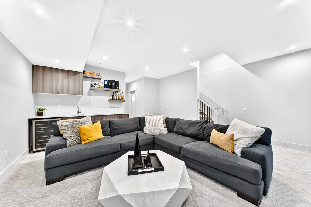 218 26 Avenue NW Calgary AB T2M 2C9