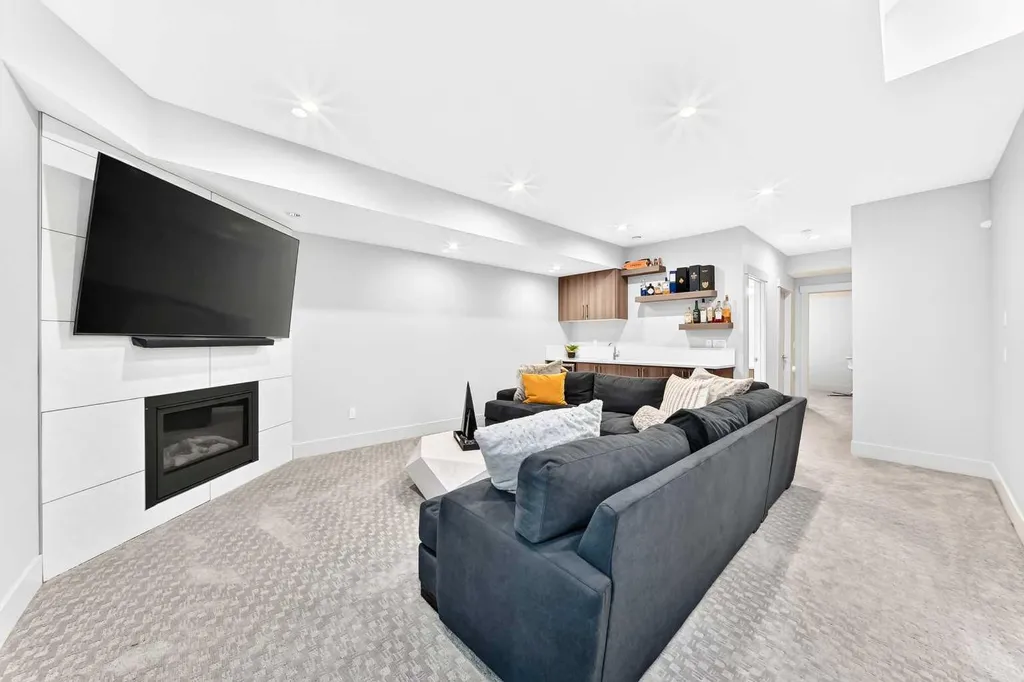 218 26 Avenue NW Calgary AB T2M 2C9