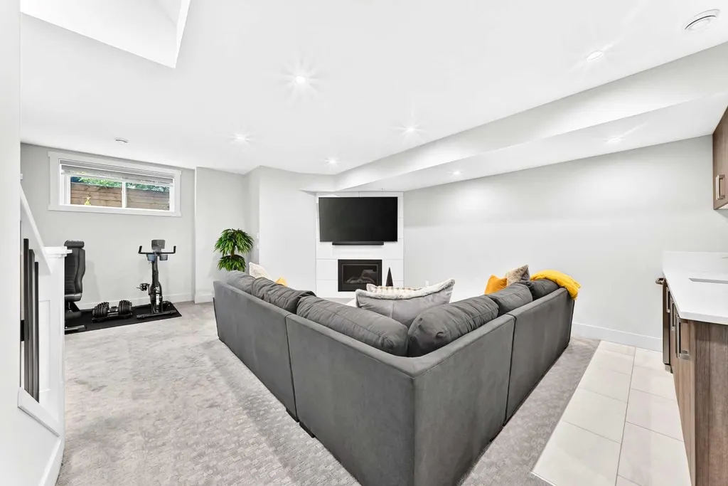 218 26 Avenue NW Calgary AB T2M 2C9