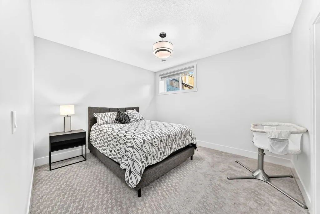 218 26 Avenue NW Calgary AB T2M 2C9