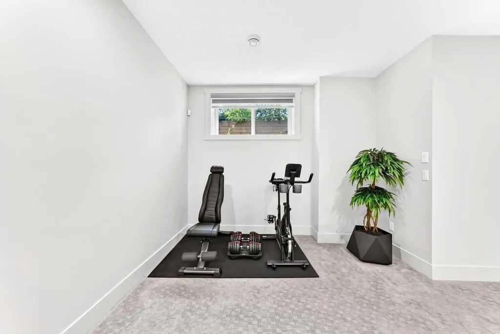 218 26 Avenue NW Calgary AB T2M 2C9