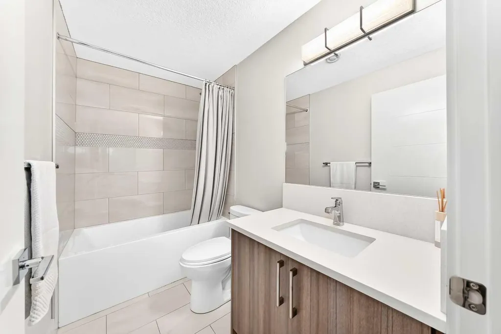 218 26 Avenue NW Calgary AB T2M 2C9