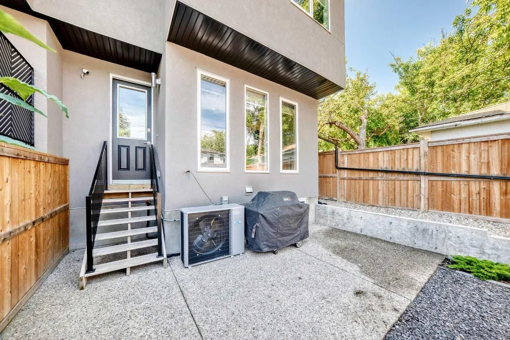 218 26 Avenue NW Calgary AB T2M 2C9