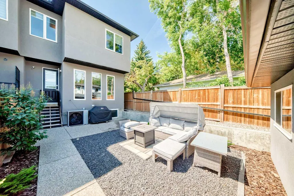 218 26 Avenue NW Calgary AB T2M 2C9