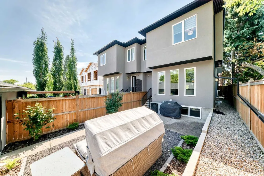 218 26 Avenue NW Calgary AB T2M 2C9