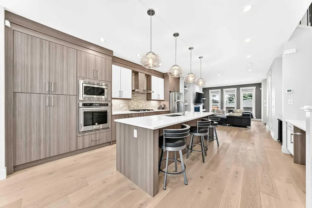 218 26 Avenue NW Calgary AB T2M 2C9