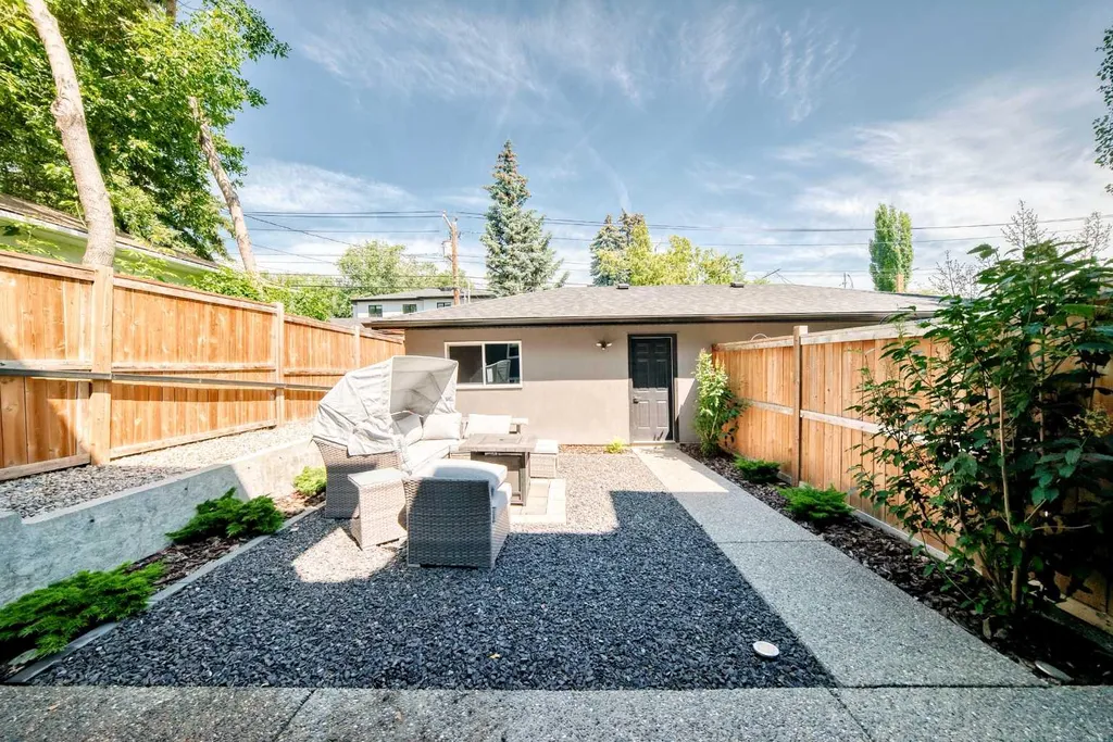 218 26 Avenue NW Calgary AB T2M 2C9
