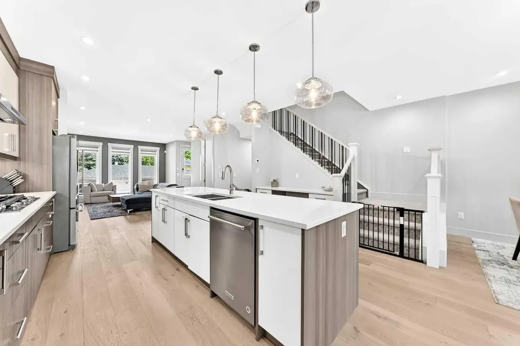 218 26 Avenue NW Calgary AB T2M 2C9