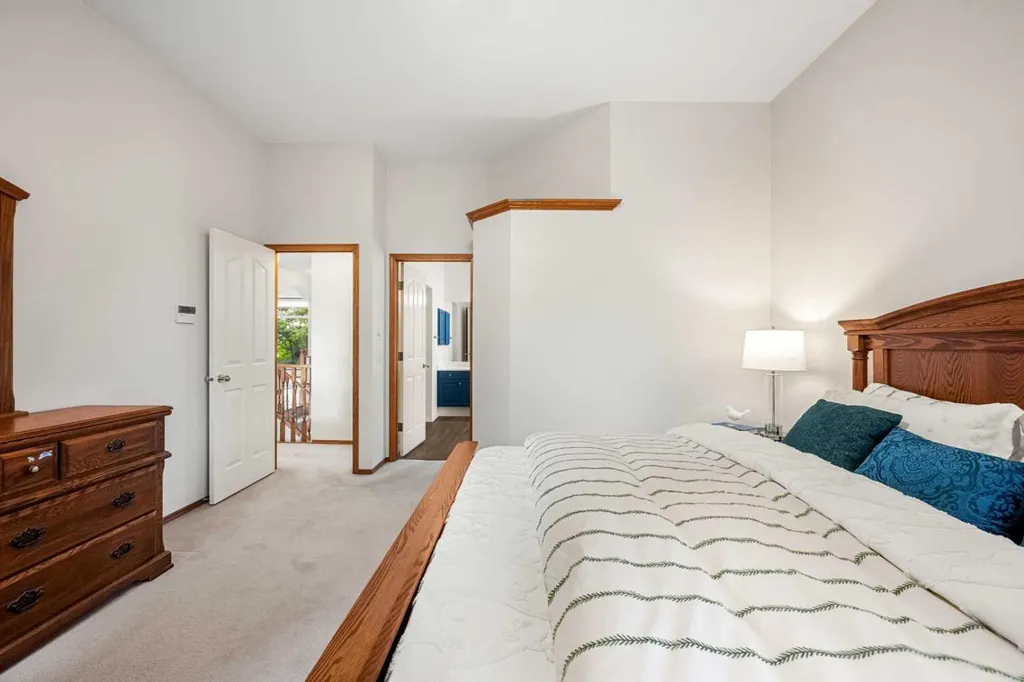125 Woodpark Close SW Calgary AB T2W 6H1