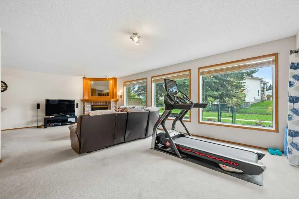 125 Woodpark Close SW Calgary AB T2W 6H1