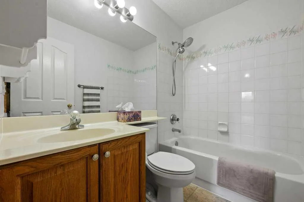 125 Woodpark Close SW Calgary AB T2W 6H1
