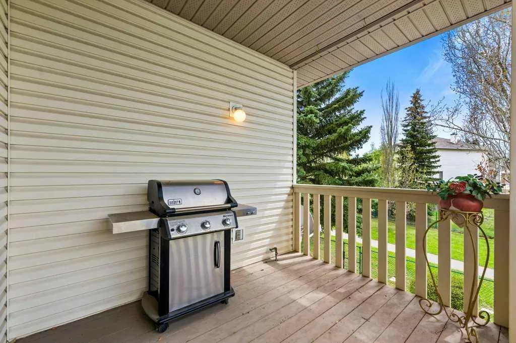 125 Woodpark Close SW Calgary AB T2W 6H1
