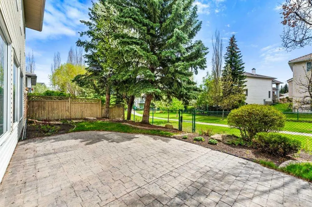 125 Woodpark Close SW Calgary AB T2W 6H1