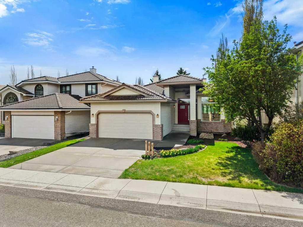 125 Woodpark Close SW Calgary AB T2W 6H1