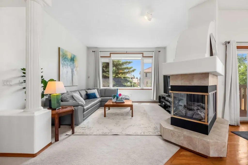 125 Woodpark Close SW Calgary AB T2W 6H1
