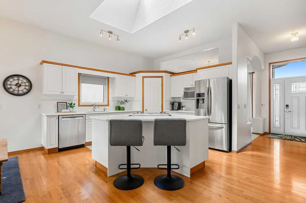 125 Woodpark Close SW Calgary AB T2W 6H1
