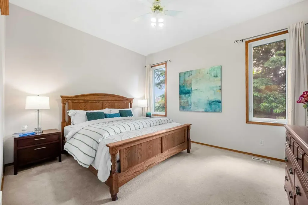 125 Woodpark Close SW Calgary AB T2W 6H1