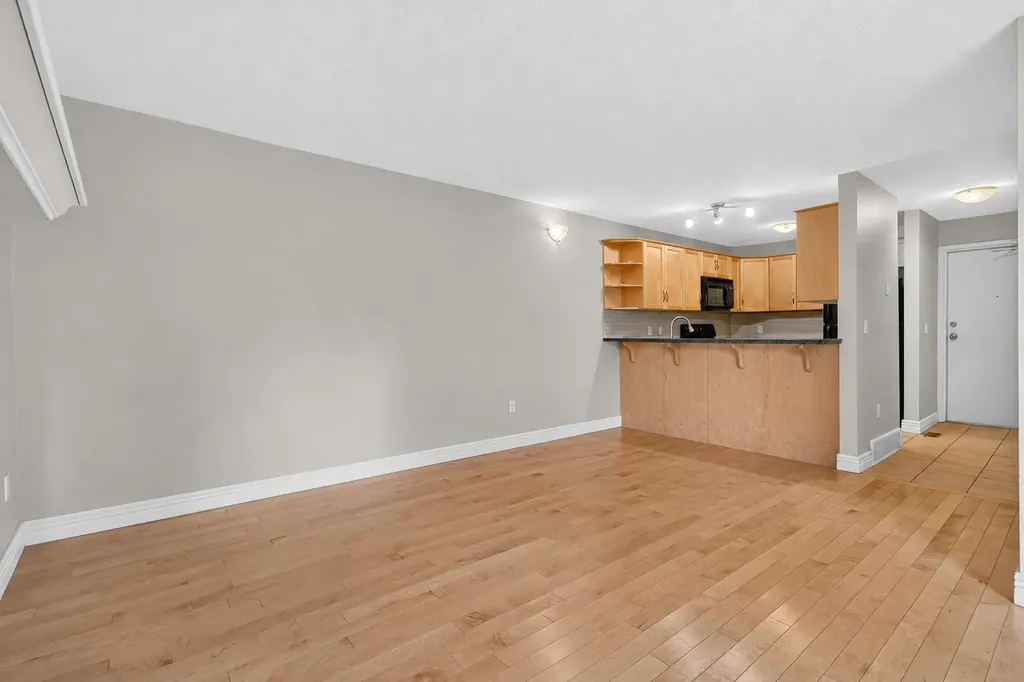 48 Glamis Green SW Calgary AB T3E 6V1
