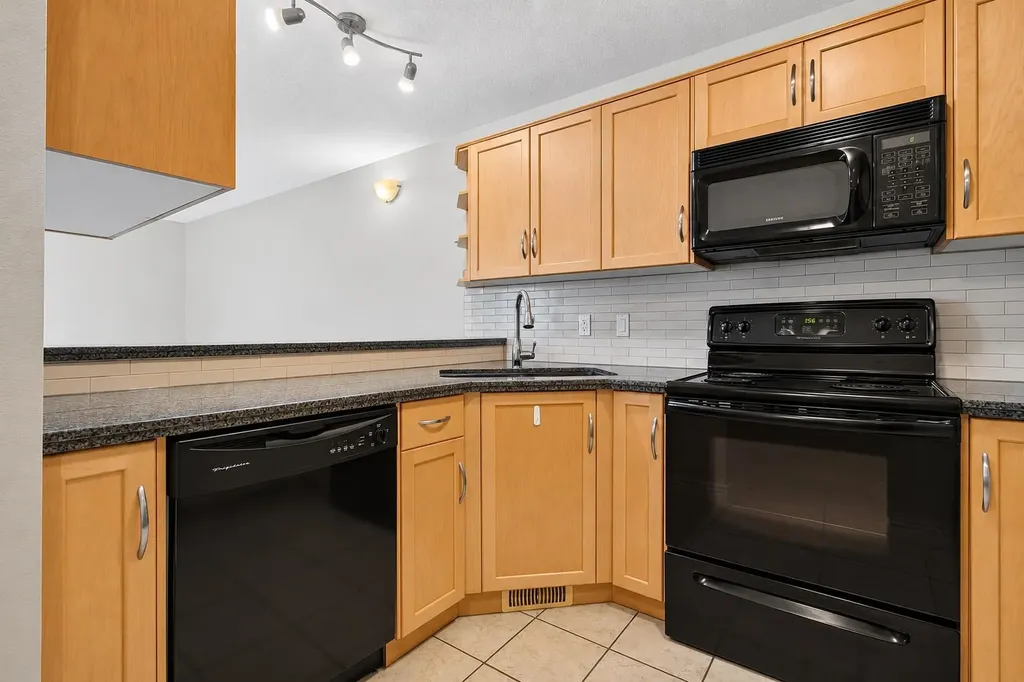 48 Glamis Green SW Calgary AB T3E 6V1