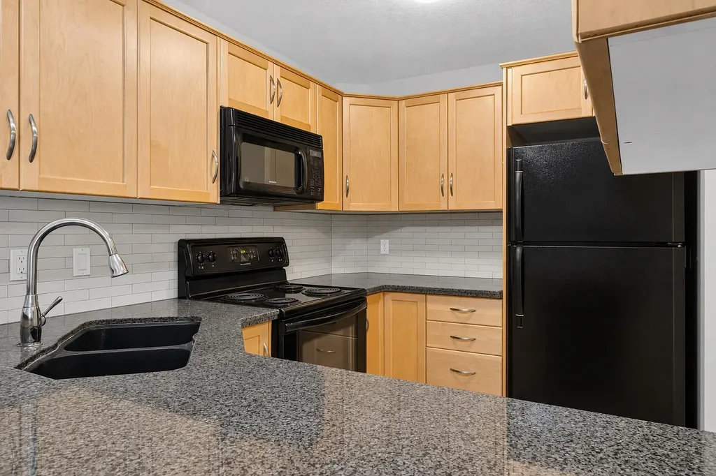 48 Glamis Green SW Calgary AB T3E 6V1