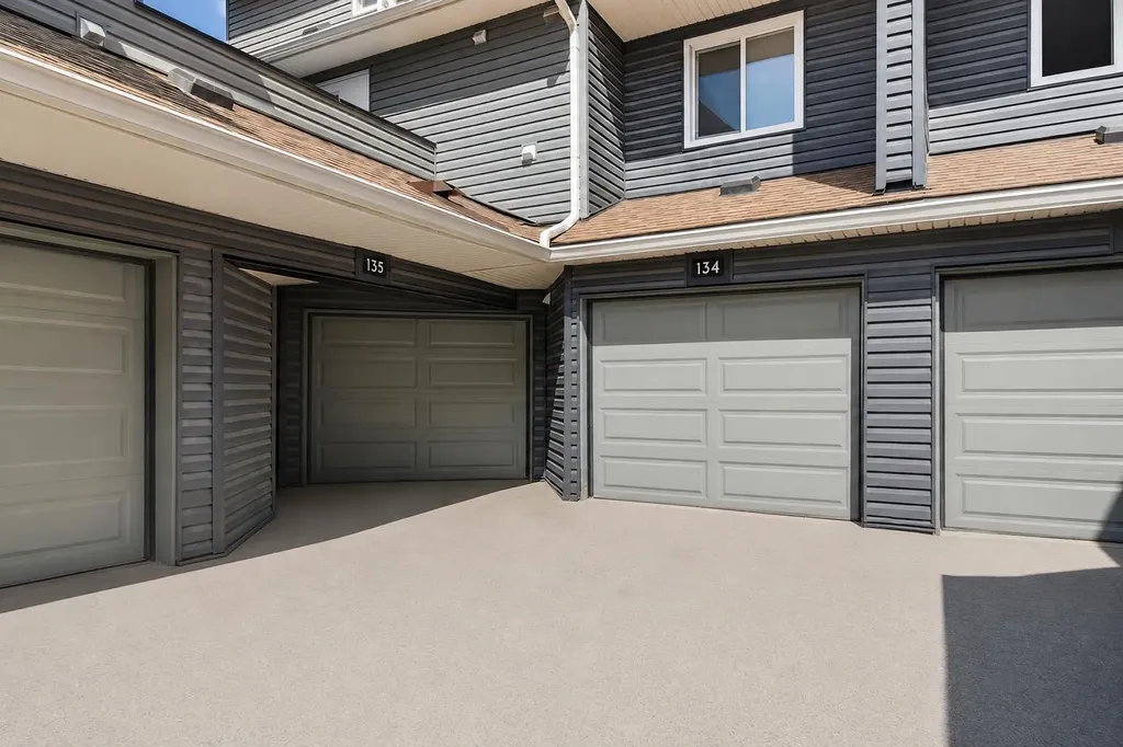 48 Glamis Green SW Calgary AB T3E 6V1