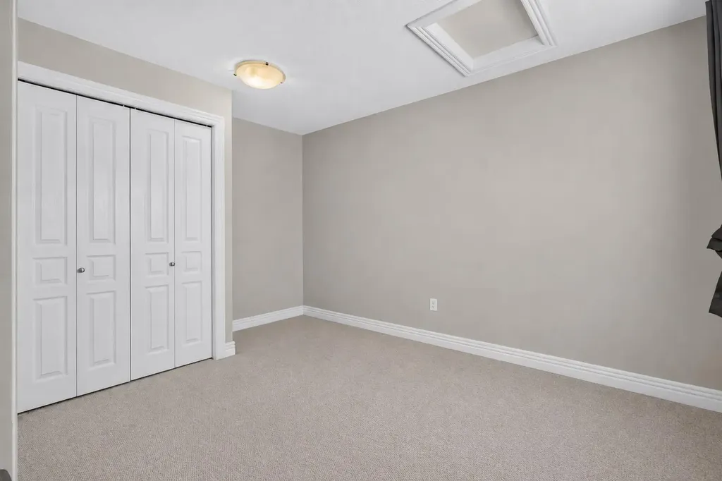 48 Glamis Green SW Calgary AB T3E 6V1