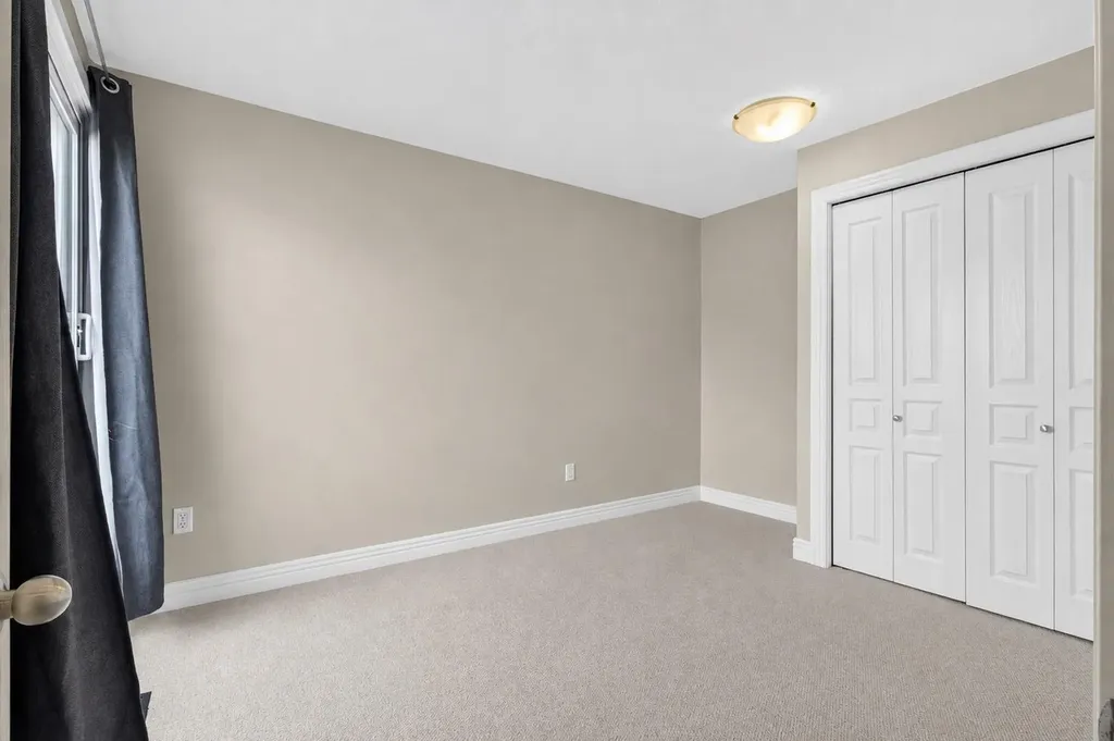 48 Glamis Green SW Calgary AB T3E 6V1