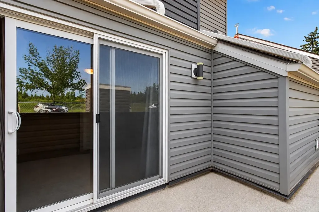 48 Glamis Green SW Calgary AB T3E 6V1