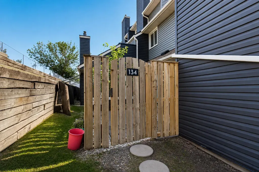 48 Glamis Green SW Calgary AB T3E 6V1