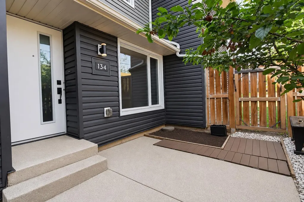 48 Glamis Green SW Calgary AB T3E 6V1