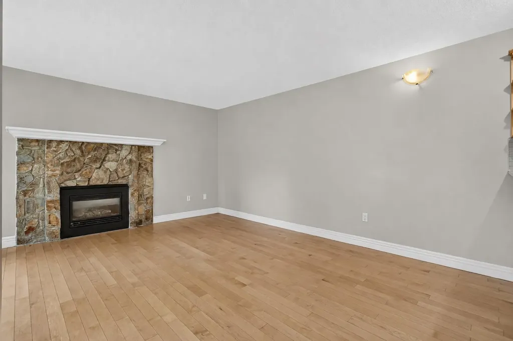 48 Glamis Green SW Calgary AB T3E 6V1