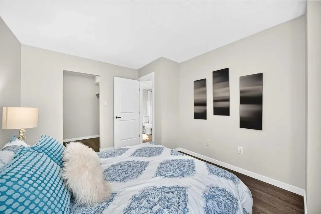 1323 15 Avenue SW Calgary AB T3C 0X8