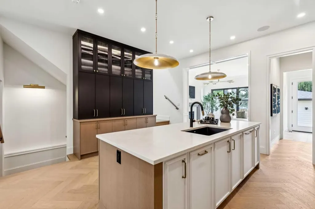 1603 42 Avenue SW Calgary AB T2T 2M4