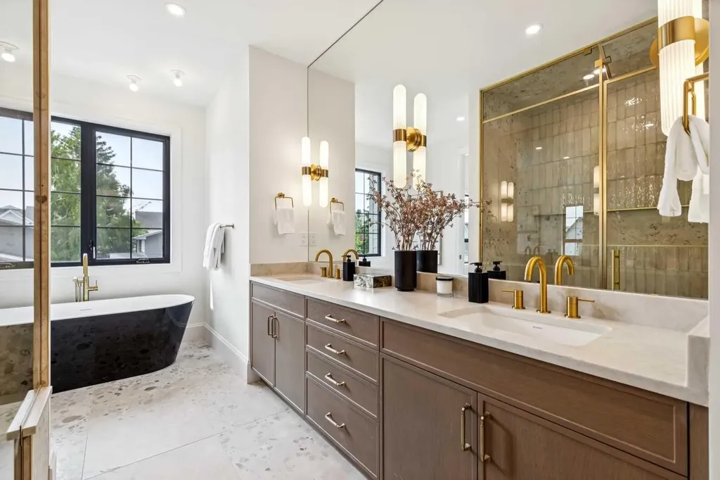 1603 42 Avenue SW Calgary AB T2T 2M4