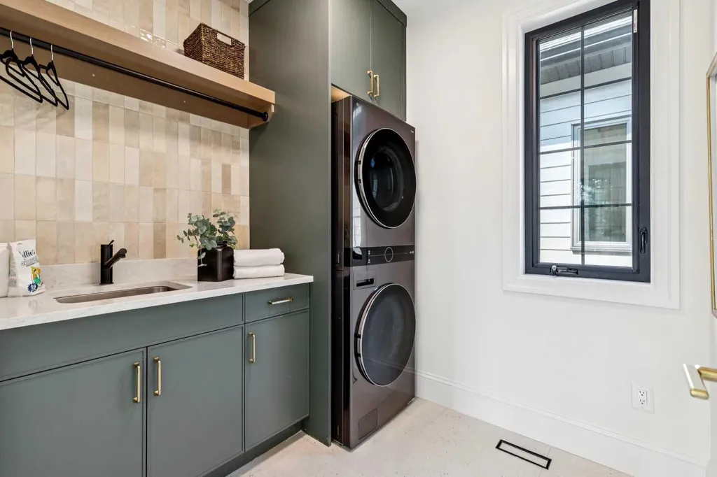 1603 42 Avenue SW Calgary AB T2T 2M4